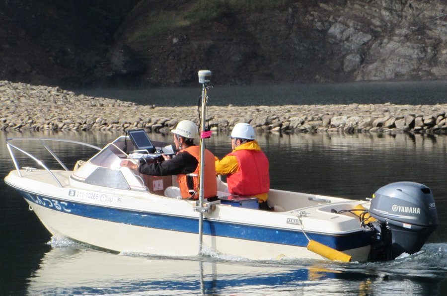ダム貯水池内の深浅測量